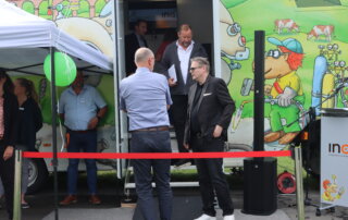 Mitglieder des Kreistages beim Besichtigen des InA Fahrzeuges