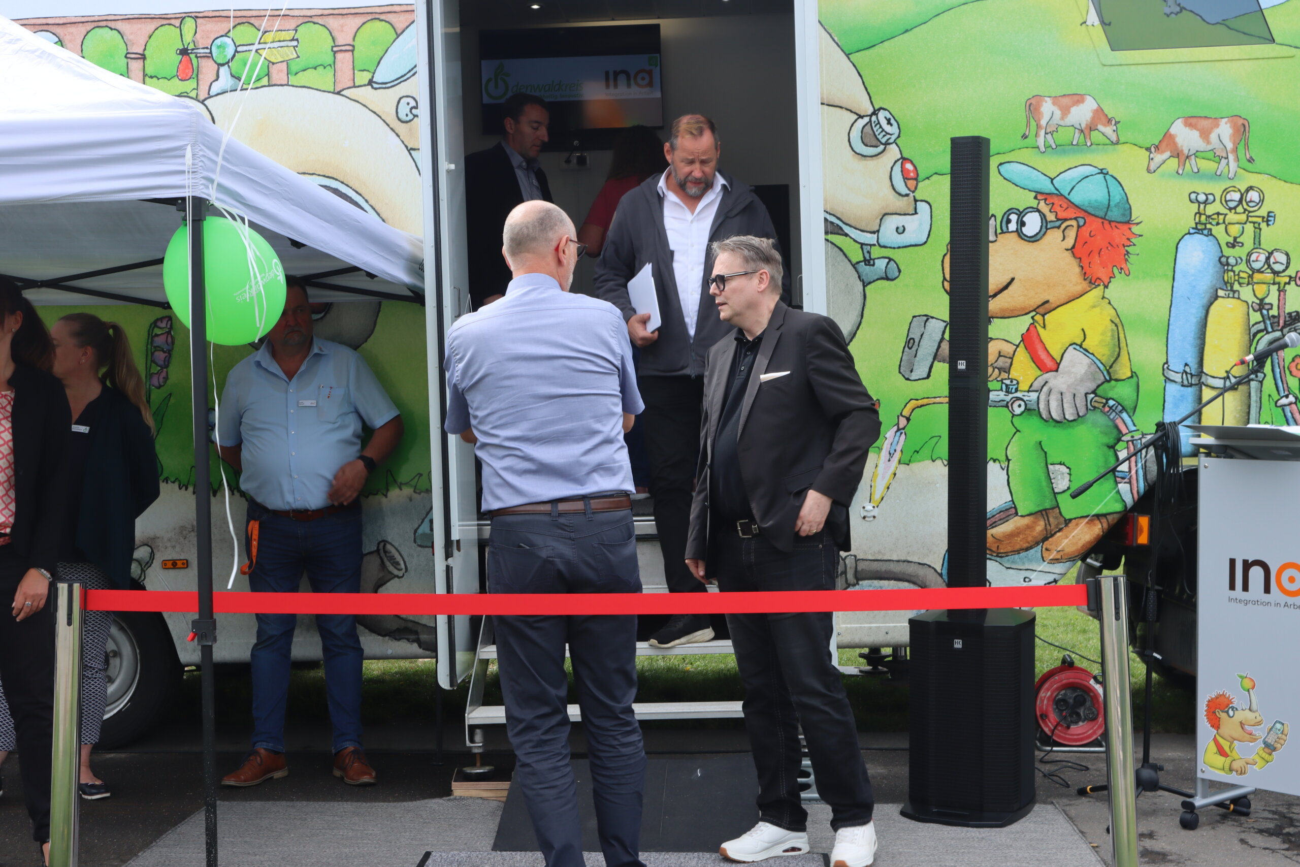 Mitglieder des Kreistages beim Besichtigen des InA Fahrzeuges